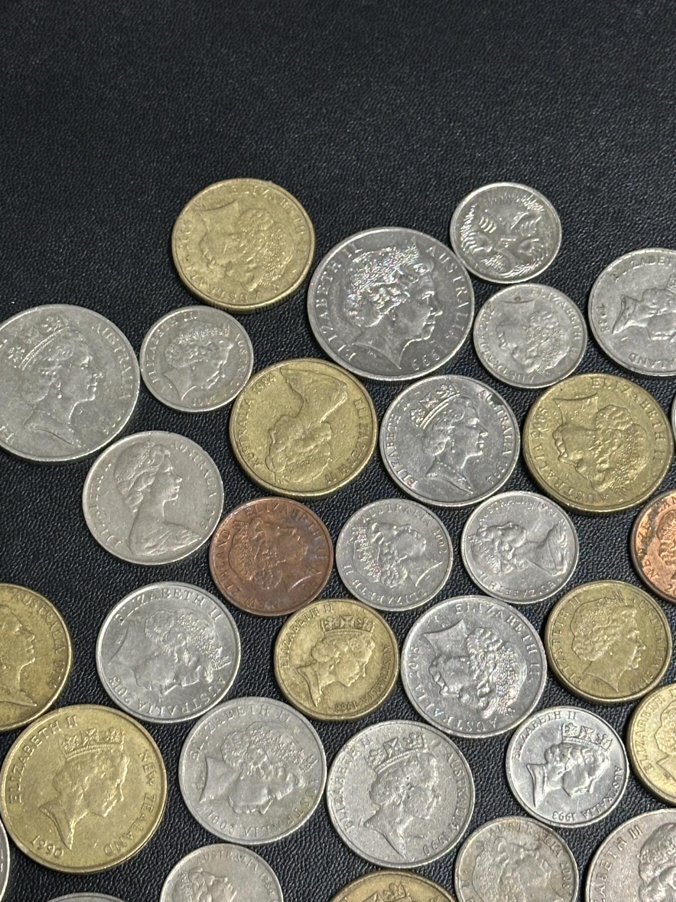 《外钞收藏家》第六百一十一期（农历新年第一场/快递恢复正常再发货）（长期征集拍品、欢迎藏友们联系合作） 全女王硬币几十枚一起 如图