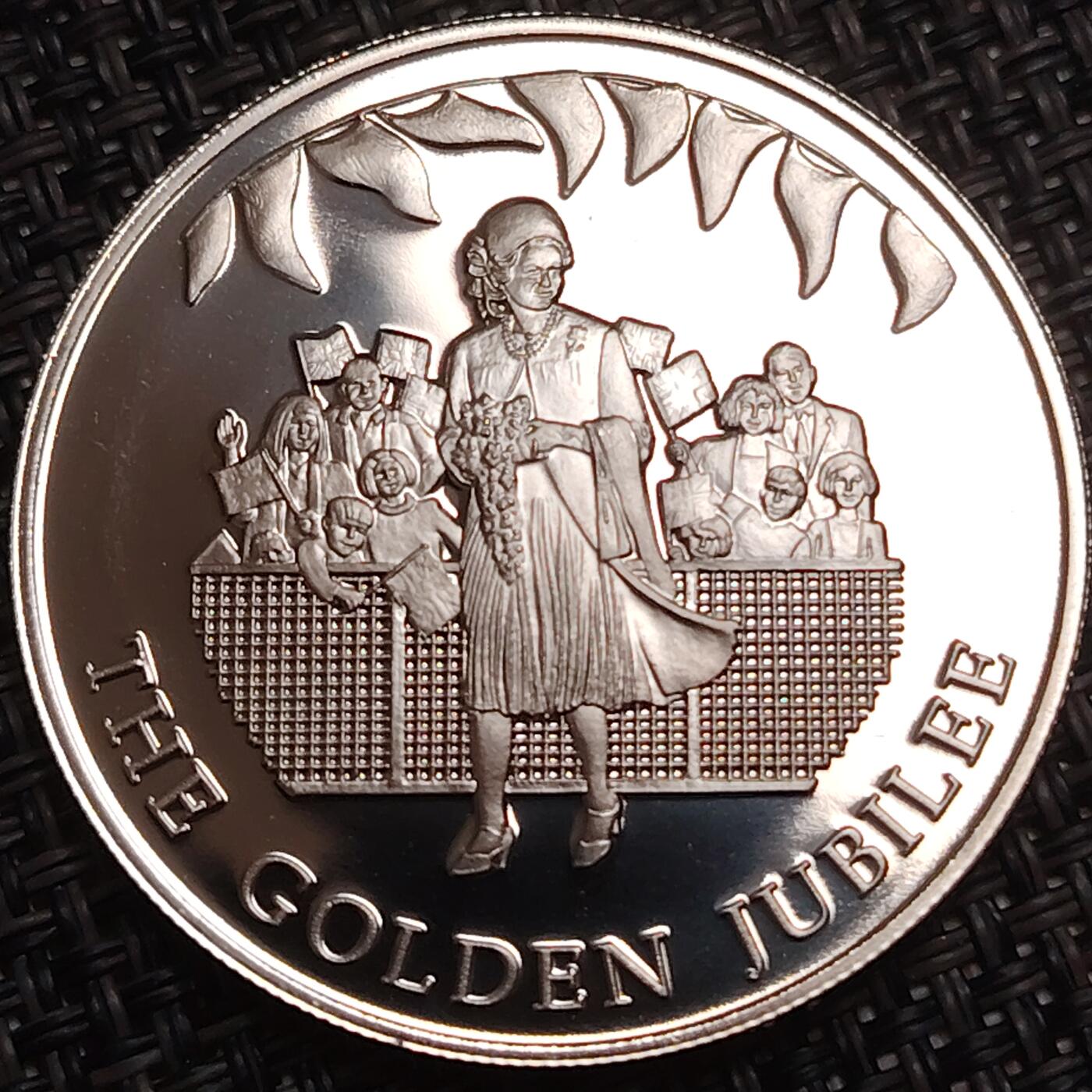 布加迪🐬～世界钱币(上海)🌾第 276 期 /  各国套币和散币 福克兰群岛🇫🇰 2002年 50便士 女王金禧纪念克朗币