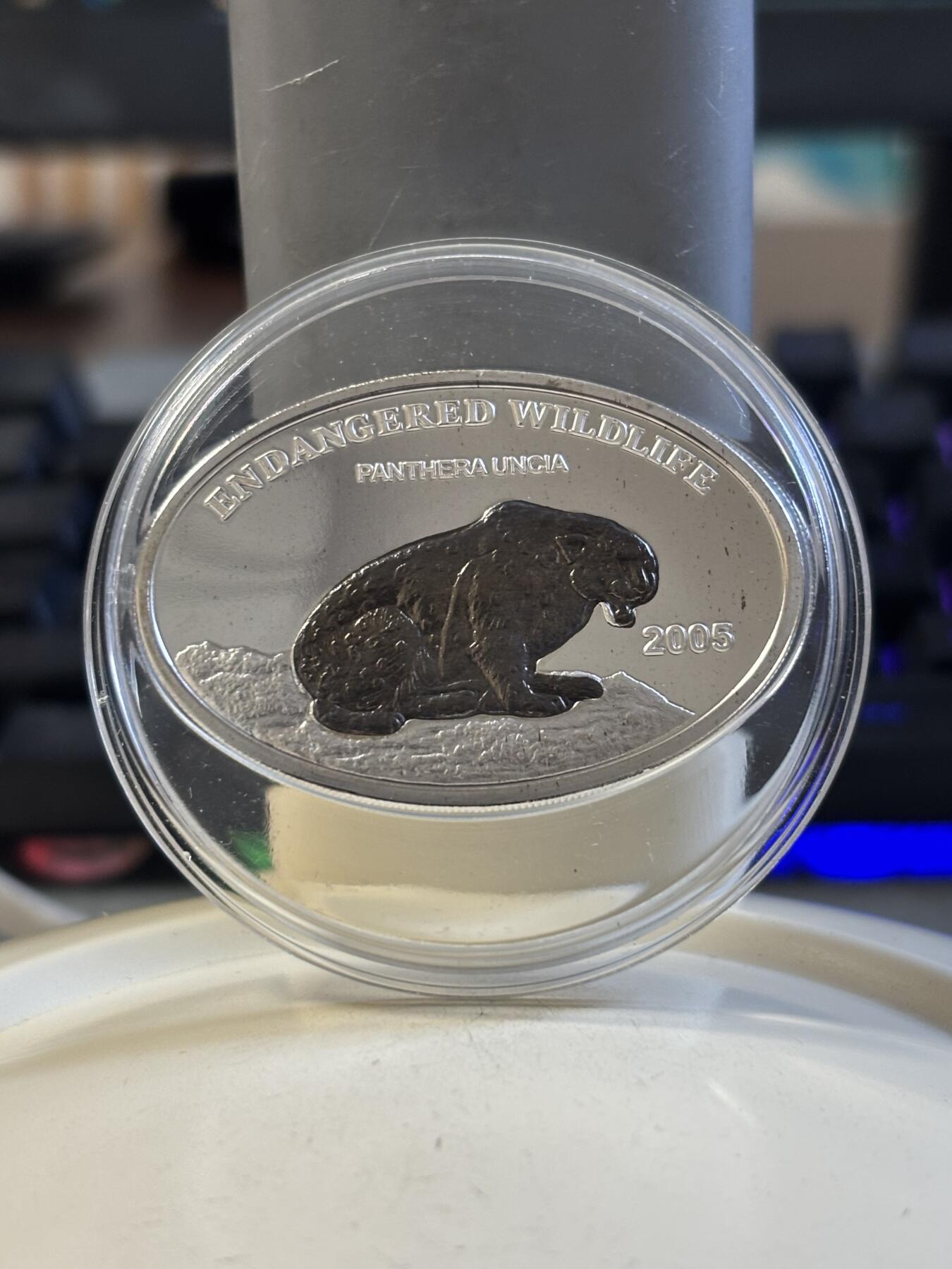 第191期拍卖 蒙古2005珍稀动物雪豹首枚镶嵌铌椭圆双金属银币25克，925银铌，发行5000枚，有氧化