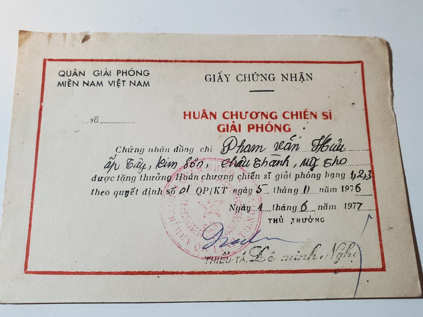 韵星假日军品类拍卖第41期 -- Rimey Holidays Militaria Auction 41 越南南方（越共）共和国三级解放战士勋章带证 早期白铜版本 越战战时