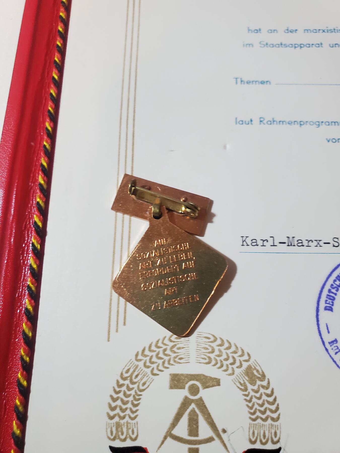 韵星假日军品类拍卖第41期 -- Rimey Holidays Militaria Auction 41 民主德国参与马克思列宁主义经济领域进修证书➕个人积极劳动分子奖章一套