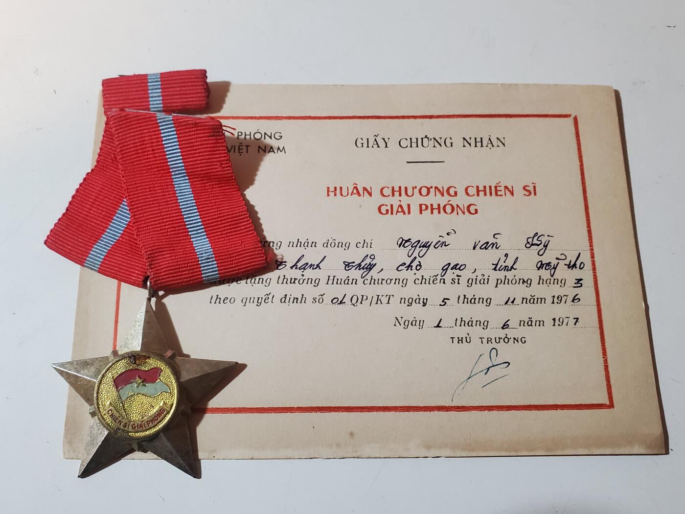 韵星假日军品类拍卖第41期 -- Rimey Holidays Militaria Auction 41 越南南方共和国（越共）三级解放战士勋章带证略 战时白铜版本