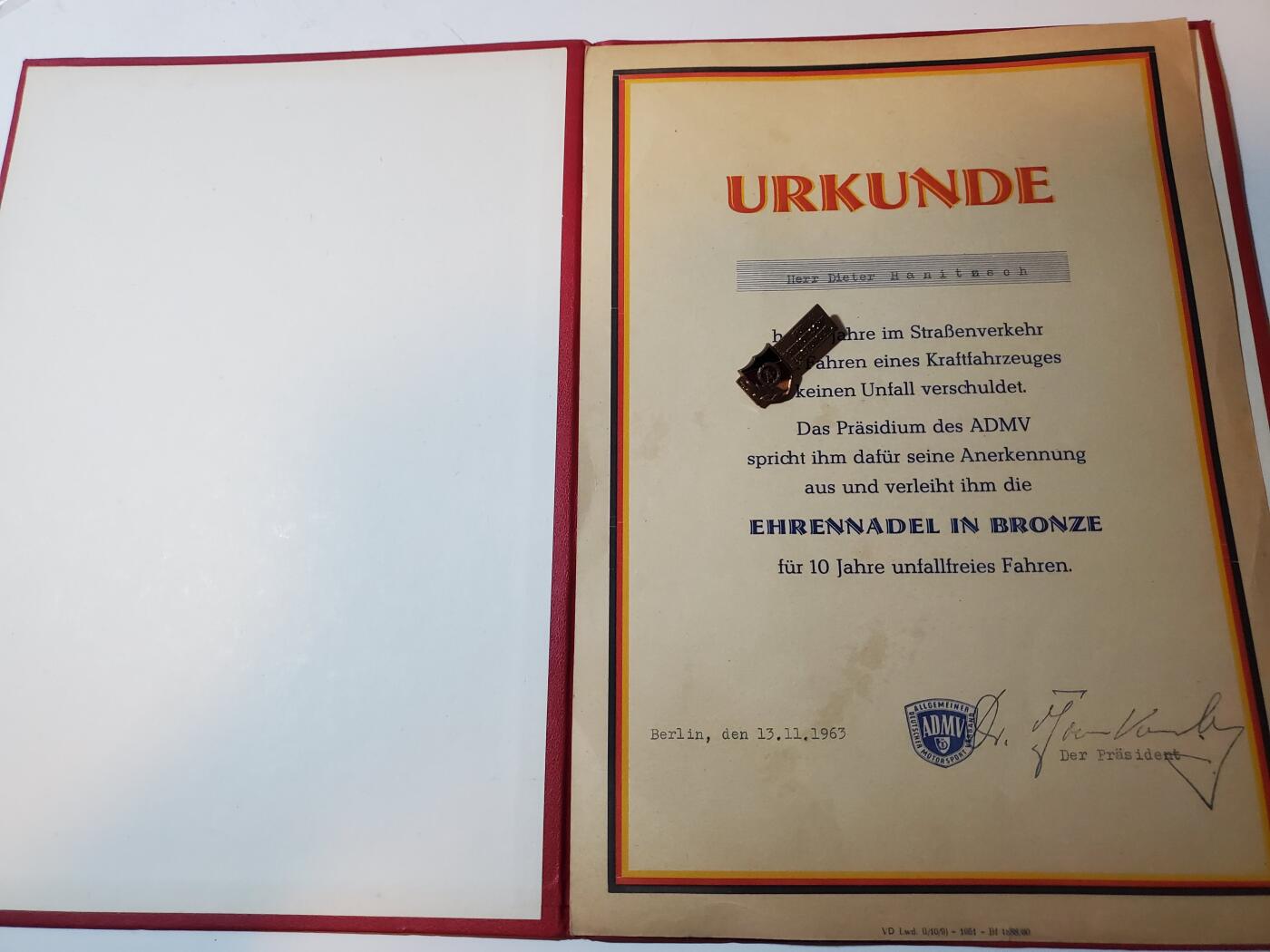 韵星假日军品类拍卖第41期 -- Rimey Holidays Militaria Auction 41 民主德国交通部十年优秀无事故驾驶员证章证书+爱国阵线证章一套