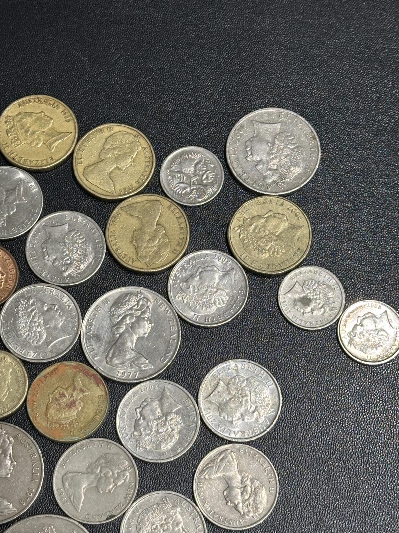 《外钞收藏家》第六百一十一期（农历新年第一场/快递恢复正常再发货）（长期征集拍品、欢迎藏友们联系合作） 全女王硬币几十枚一起 如图