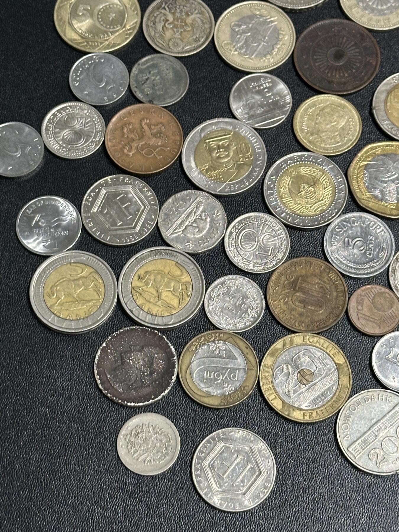 《外钞收藏家》第六百一十一期（农历新年第一场/快递恢复正常再发货）（长期征集拍品、欢迎藏友们联系合作） 日本、泰国等亚洲为主的硬币几十枚一起+一本硬币收藏册一起