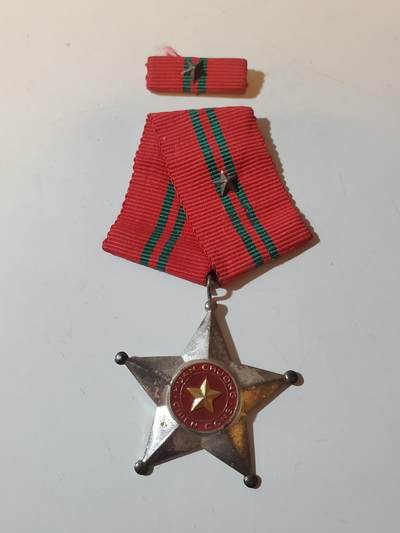 韵星假日军品类拍卖第41期 -- Rimey Holidays Militaria Auction 41 - 越南民主共和国（北越）三级战功勋章 白铜版本 战时