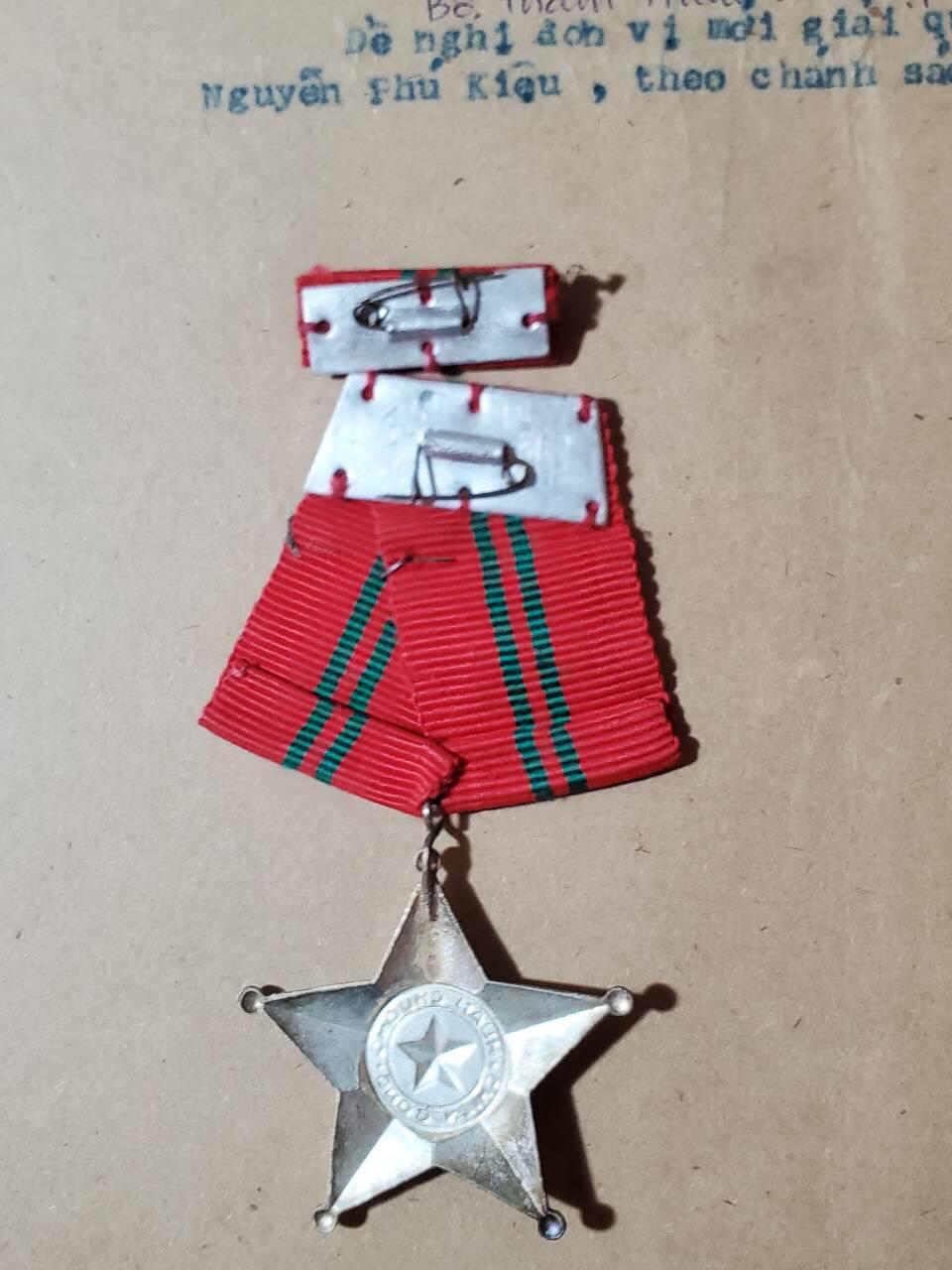 韵星假日军品类拍卖第41期 -- Rimey Holidays Militaria Auction 41 越南社会主义共和国奖章登记册-- 登记了一二三级解放战士勋章 抗美奖章 一级战功勋章 带 三级战功勋章略一套