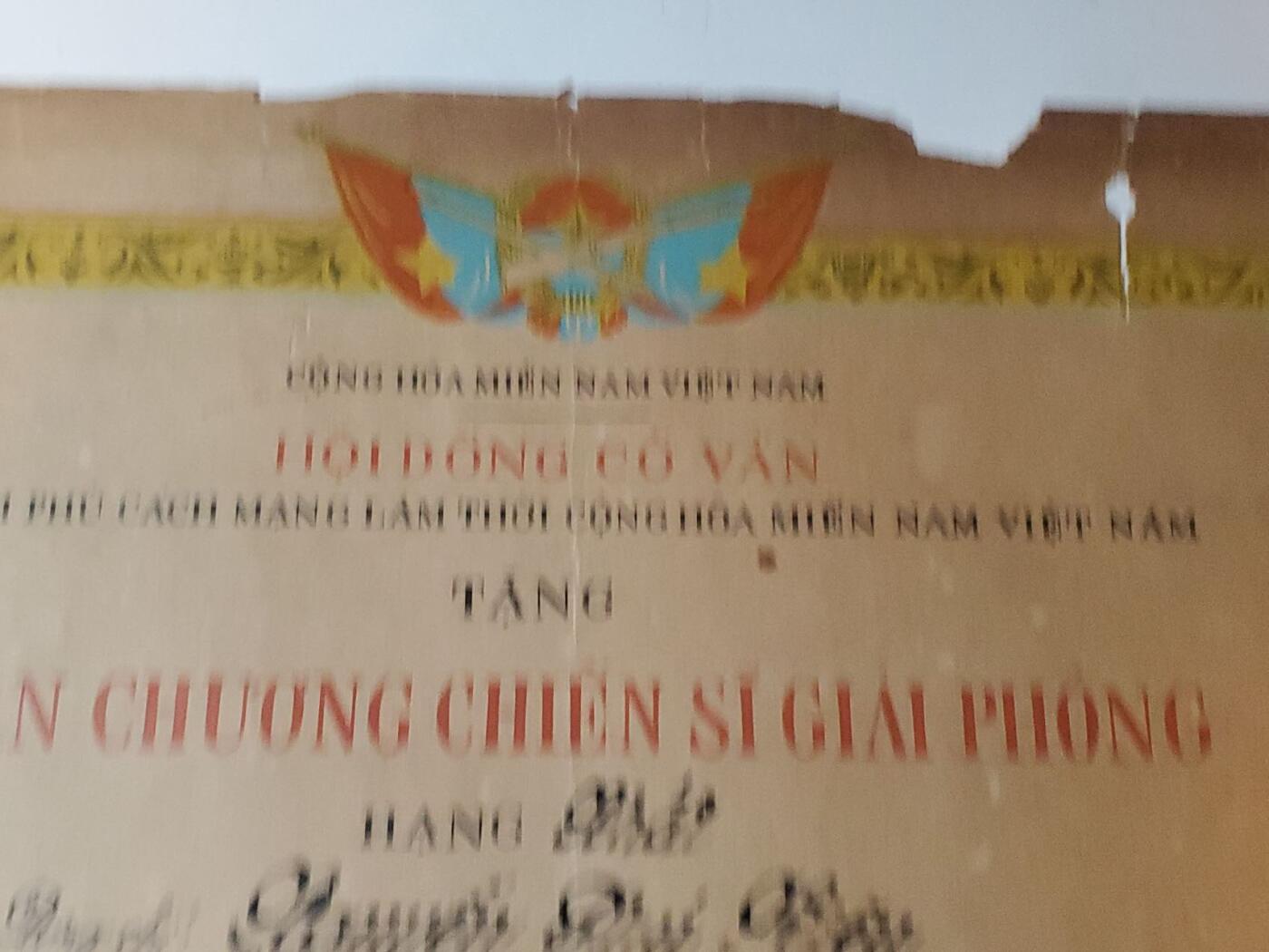 韵星假日军品类拍卖第41期 -- Rimey Holidays Militaria Auction 41 越南阮富桥局长 越南南方共和国（越共）一级解放战士勋章带证书一套 非常少见的大证书 勋章为早期白铜镀银 