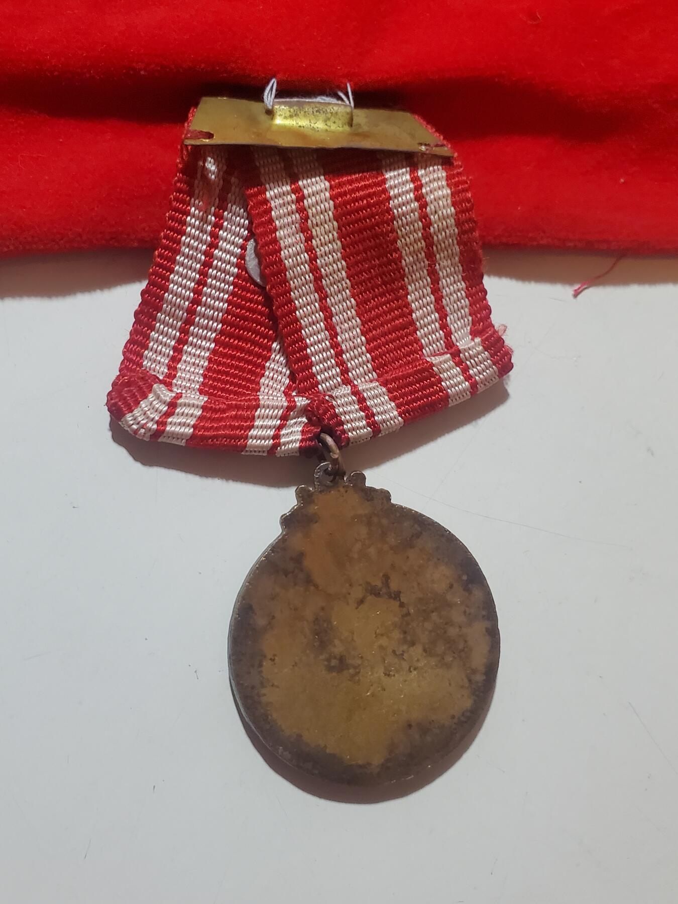 韵星假日军品类拍卖第41期 -- Rimey Holidays Militaria Auction 41 越南民主（北越）共和国三级独立勋章 第三高级勋章仅次于胡志明和金星 早期战时版本 非后期合金 铜珐琅制作 早期存世非常少