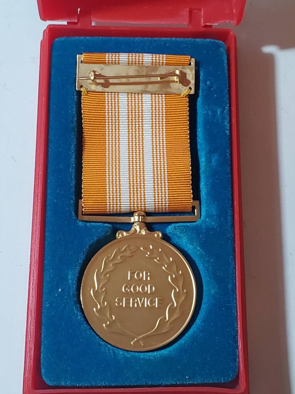 韵星假日军品类拍卖第41期 -- Rimey Holidays Militaria Auction 41 新加坡共和国武装力量良好服务奖章实发版本 原盒带有原主名字Lee Wee Ngam 品相很好 铜镀金镀金未掉