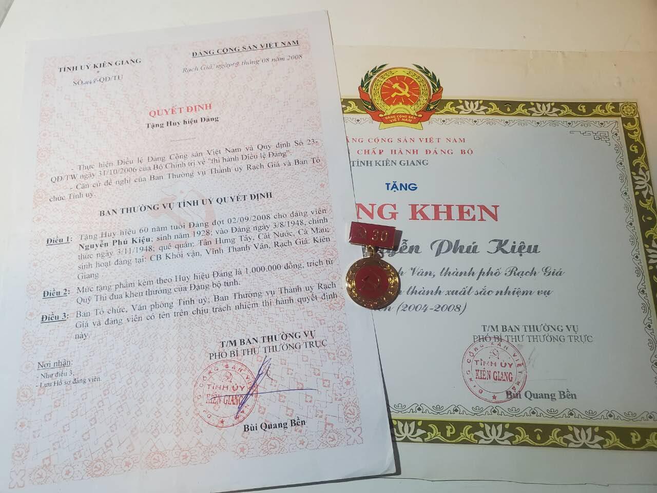 韵星假日军品类拍卖第41期 -- Rimey Holidays Militaria Auction 41 越南阮富桥局长光荣在党六十年奖章（奖章配图错误，发货时会发bw厂60年奖章）60年光荣在党证书 退休党员连续五年履行职责奖状 