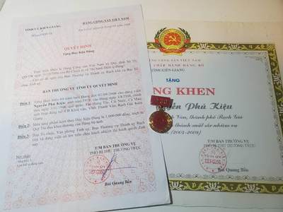 韵星假日军品类拍卖第41期 -- Rimey Holidays Militaria Auction 41 - 越南阮富桥局长光荣在党六十年奖章（奖章配图错误，发货时会发bw厂60年奖章）60年光荣在党证书 退休党员连续五年履行职责奖状 