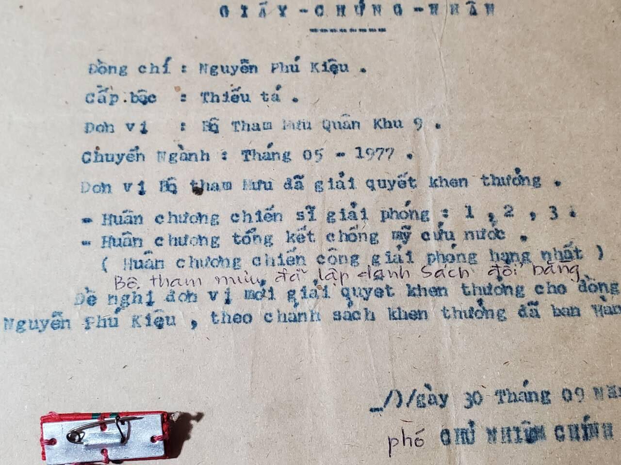 韵星假日军品类拍卖第41期 -- Rimey Holidays Militaria Auction 41 越南社会主义共和国奖章登记册-- 登记了一二三级解放战士勋章 抗美奖章 一级战功勋章 带 三级战功勋章略一套