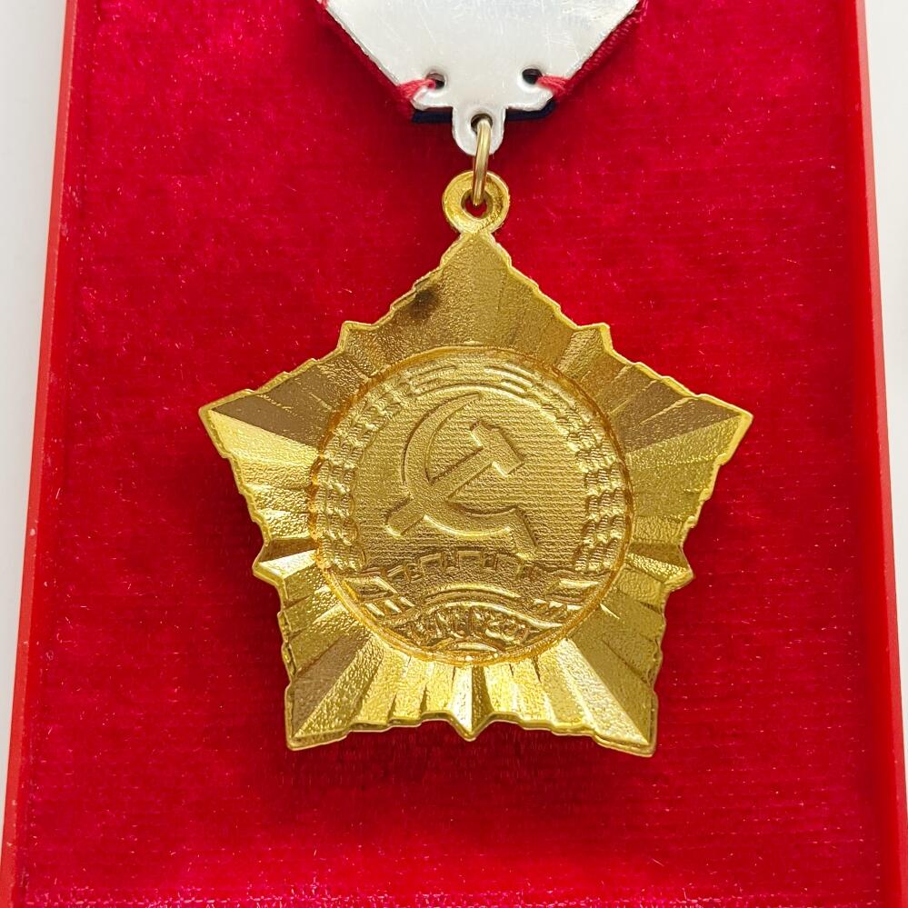 极美品相 老挝一级劳动勋章 带原盒