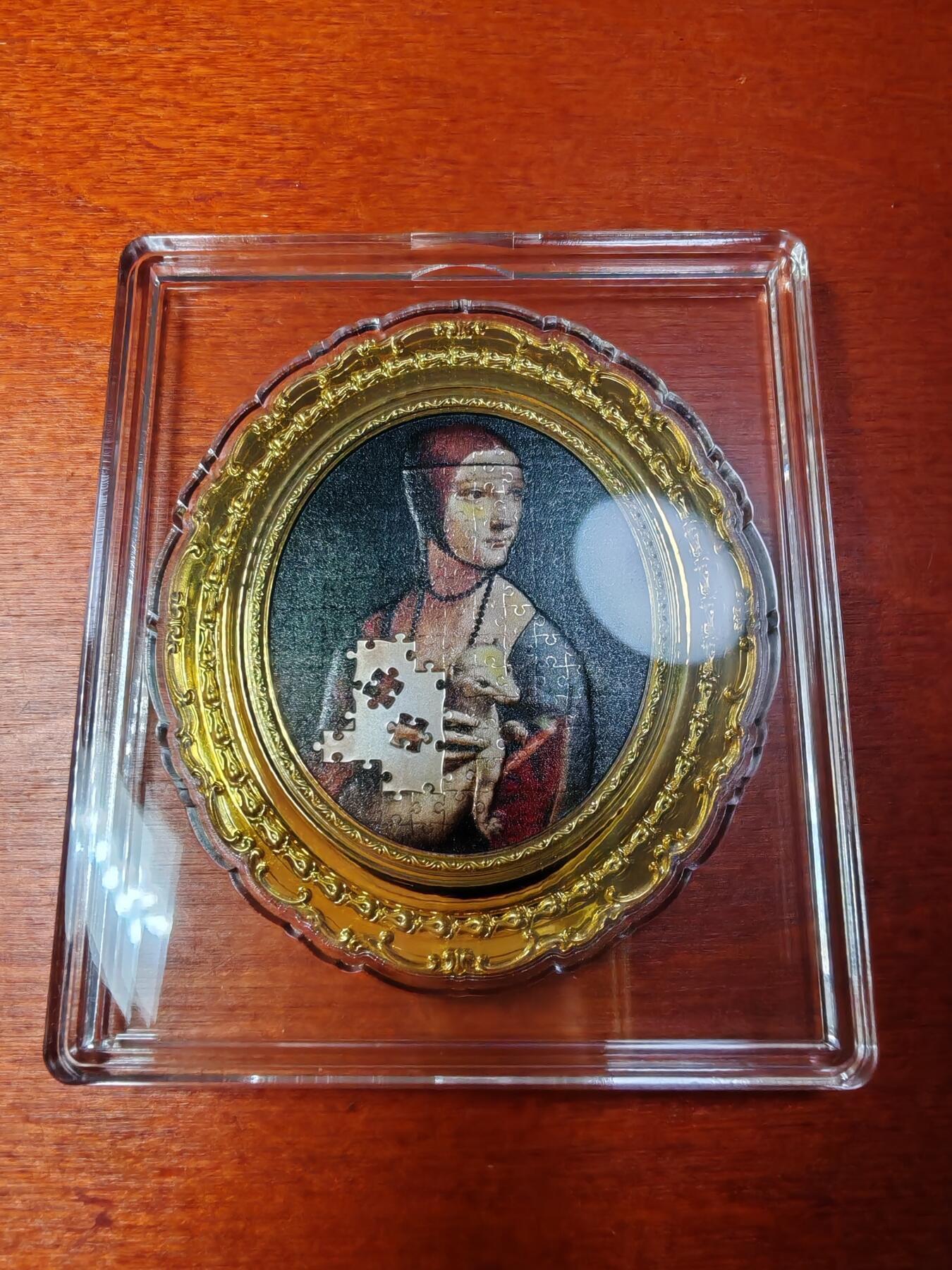 长老汇马年精选第一场拍卖 2021纽埃抱貂的女人1元异形银铜双金属精制币，60克，盒证全，2000枚