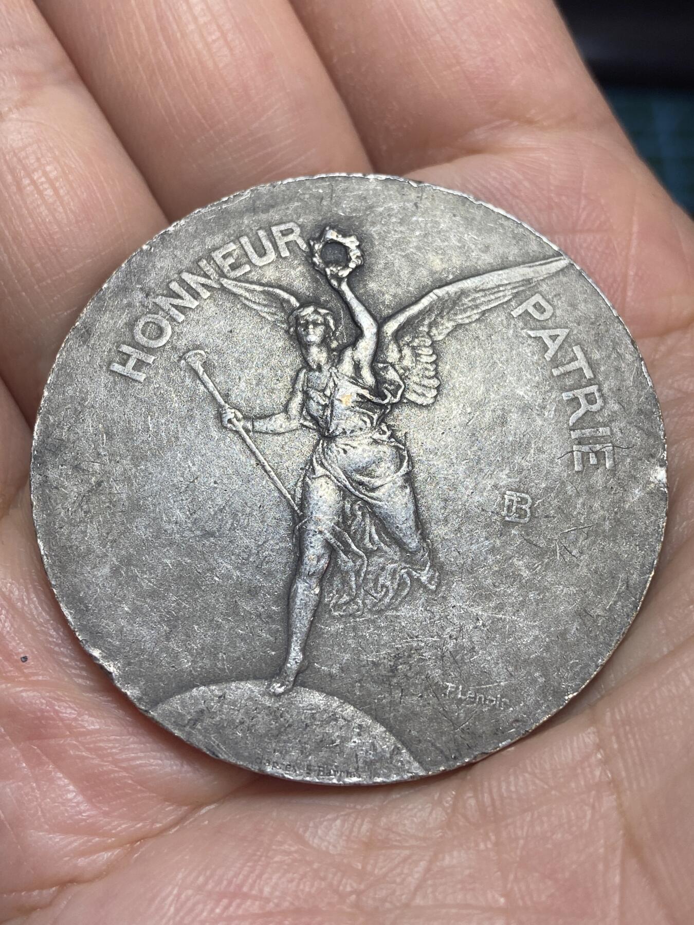 2026年第二十八场(总第一百九十七场）新春初七特拍场(佣金3%最低1元) 大尺寸–1886年法国射击协会联盟（Union des Sociétés de Tir de France）铜镀银纪念章，背面未刻字，三角铜标，重40.15克、直径44.8mm、厚3.9mm。