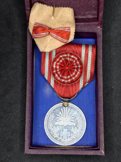 凯旋世界勋赏（持续上新中）（第22期新年大拍）（欢迎送拍）（对拍品有疑问请询问客服，不接受到手刀，出价默认拍品品相。请认真阅读拍卖规则！出价默认已认可！）（收到货请录制开箱视频，无视频概不处理问题。） - 赤十字社 银奖章带盒