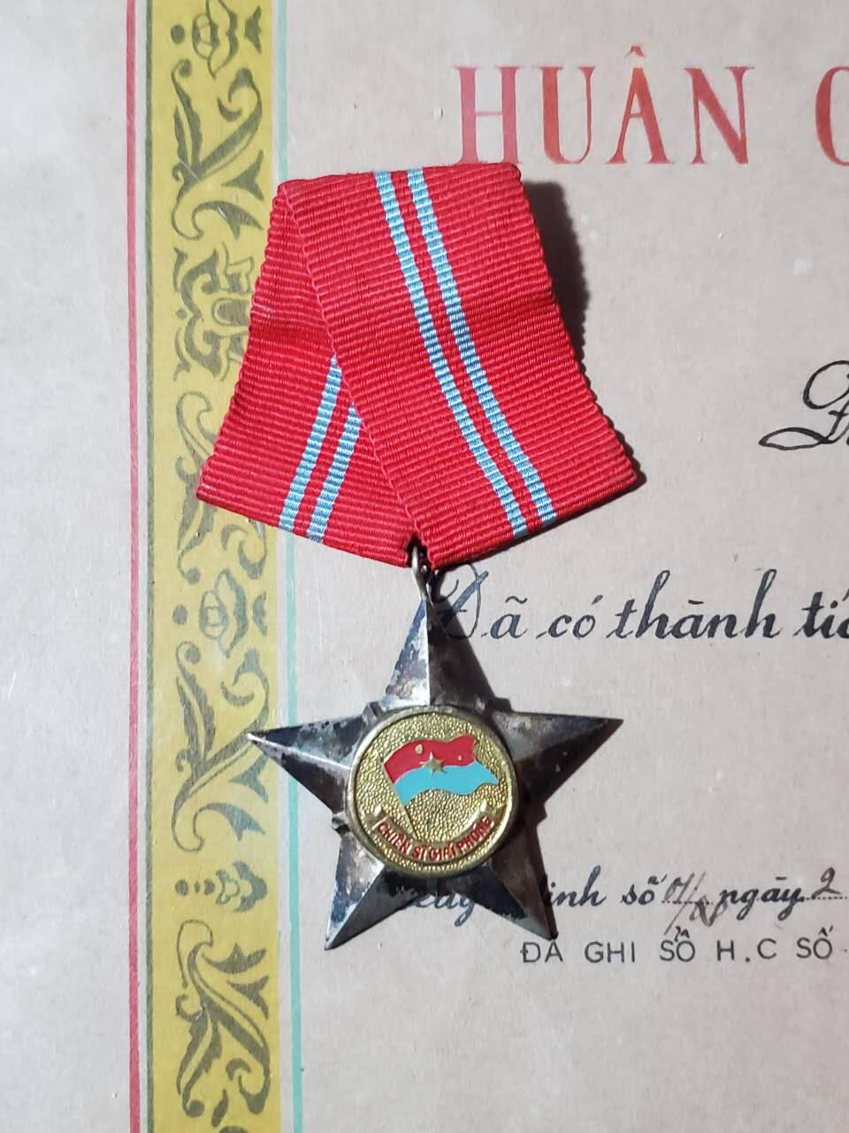 韵星假日军品类拍卖第41期 -- Rimey Holidays Militaria Auction 41 越南阮富桥局长 越南南方共和国（越共）二级解放战士勋章带证书一套 非常少见的大证书 勋章为早期白铜镀银 