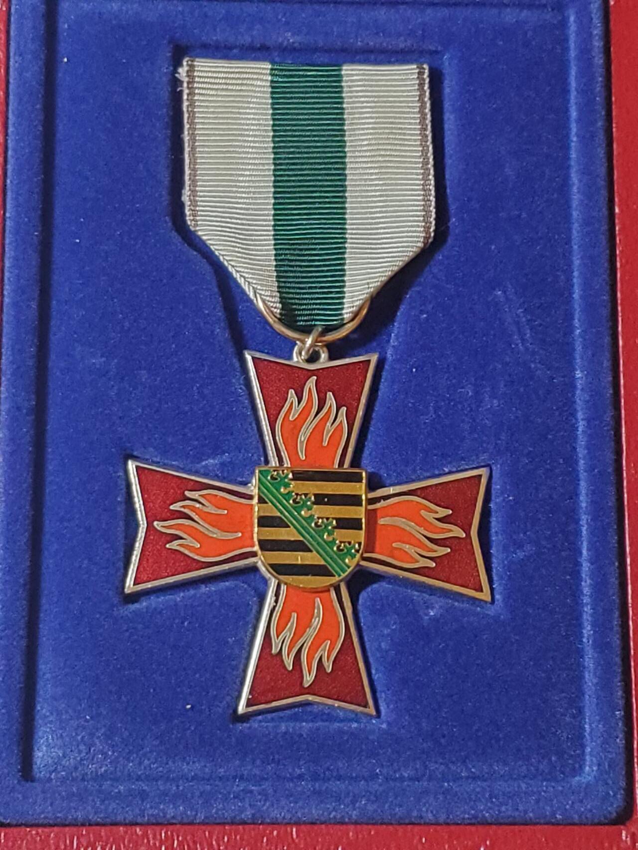 韵星假日军品类拍卖第41期 -- Rimey Holidays Militaria Auction 41 联邦德国（西德）萨克森消防功勋十字勋章带原盒一套 少见西德消防类章 品相很好 章盒均无损