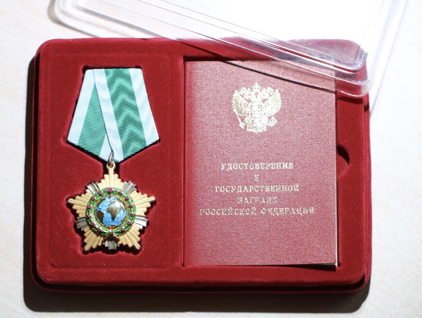 大猫徽章拍卖 第288期 俄罗斯友谊勋章 俄罗斯联邦功勋艺术家证章套（知名画家 新版pp厂勋章）