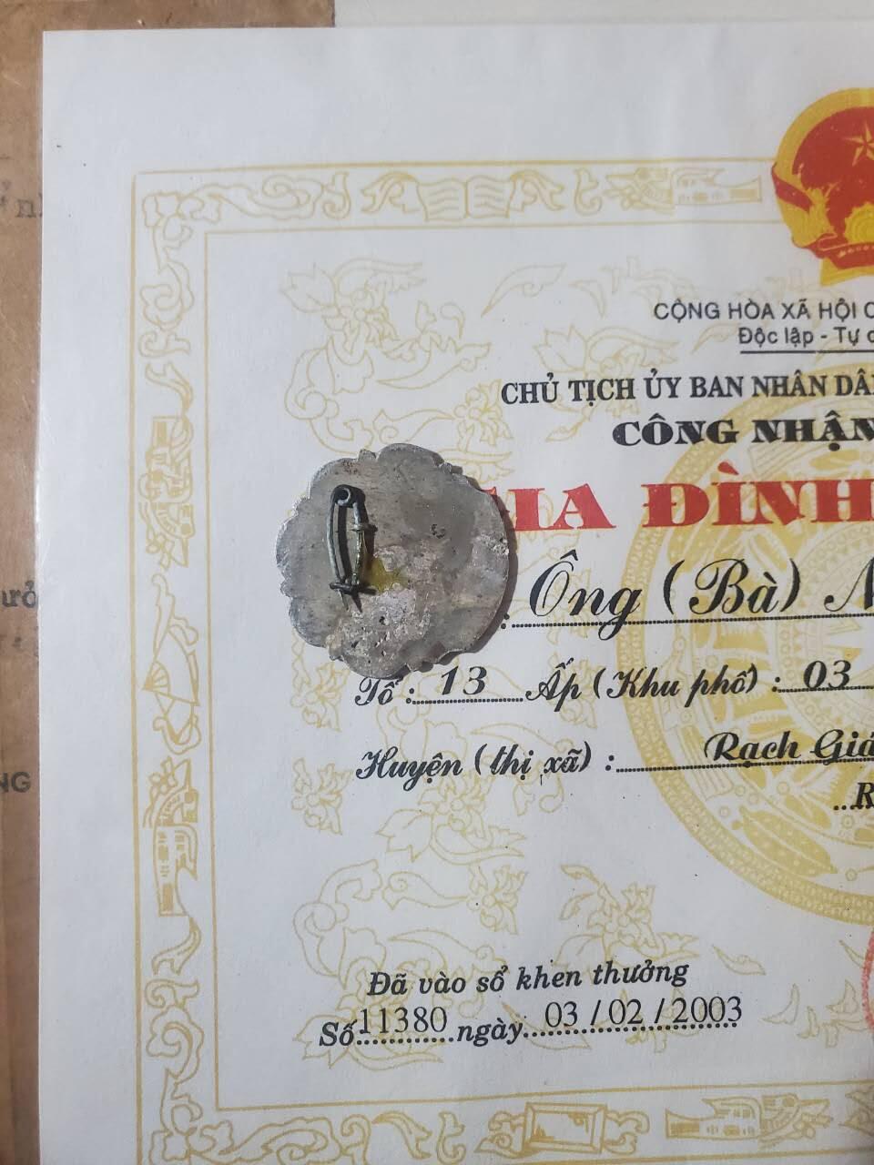 韵星假日军品类拍卖第41期 -- Rimey Holidays Militaria Auction 41  越南阮富桥局长教育部晋升令+文化家族奖状 好人好事证章一套