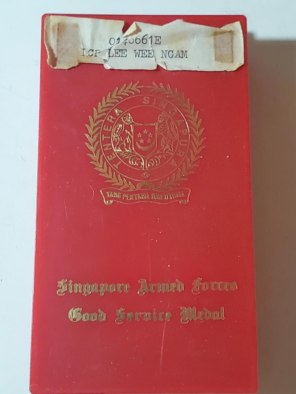 韵星假日军品类拍卖第41期 -- Rimey Holidays Militaria Auction 41 新加坡共和国武装力量良好服务奖章实发版本 原盒带有原主名字Lee Wee Ngam 品相很好 铜镀金镀金未掉