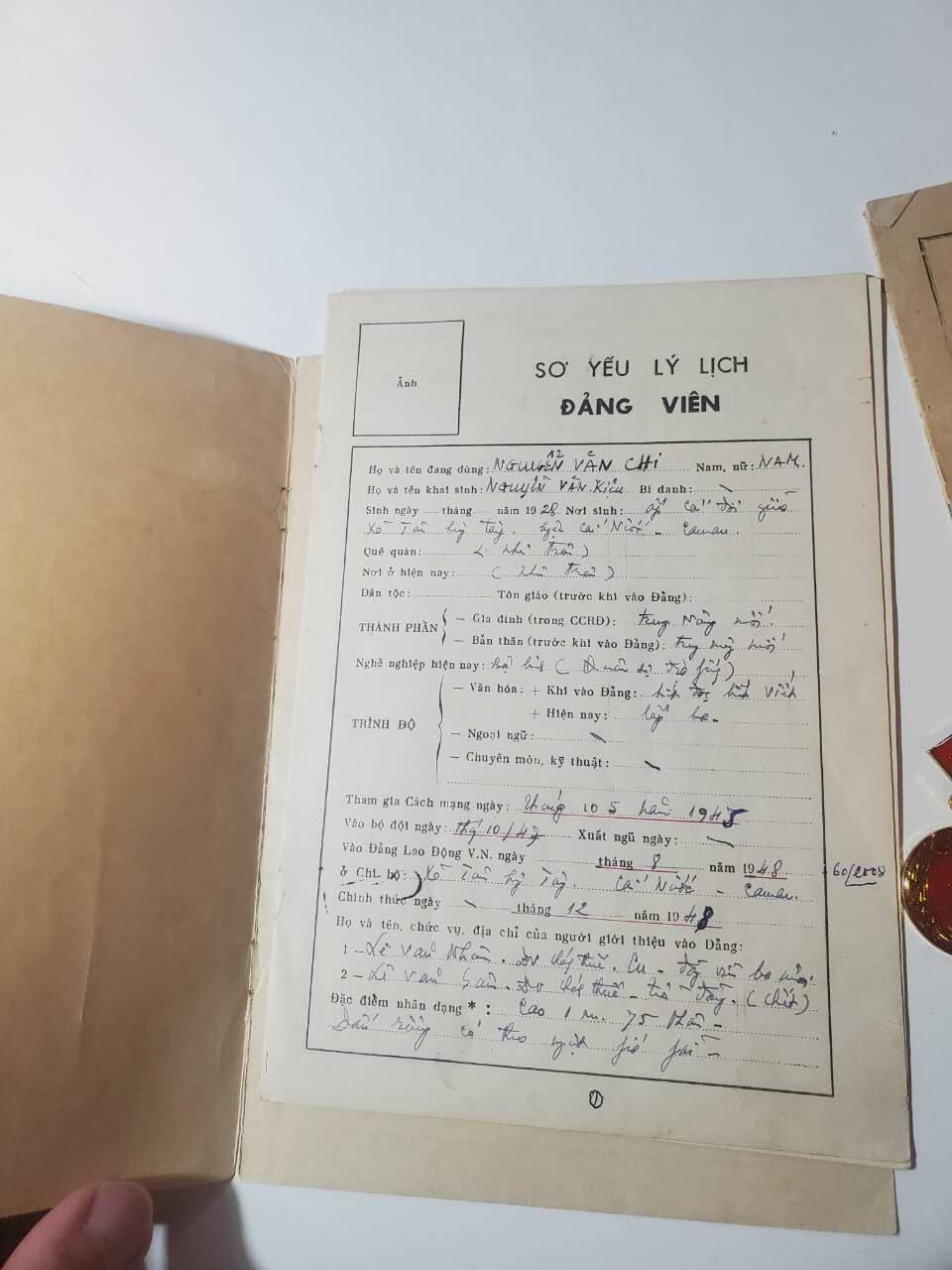 韵星假日军品类拍卖第41期 -- Rimey Holidays Militaria Auction 41 越南阮富桥局长党员记录手册 个人档案 光荣在党60年奖章
