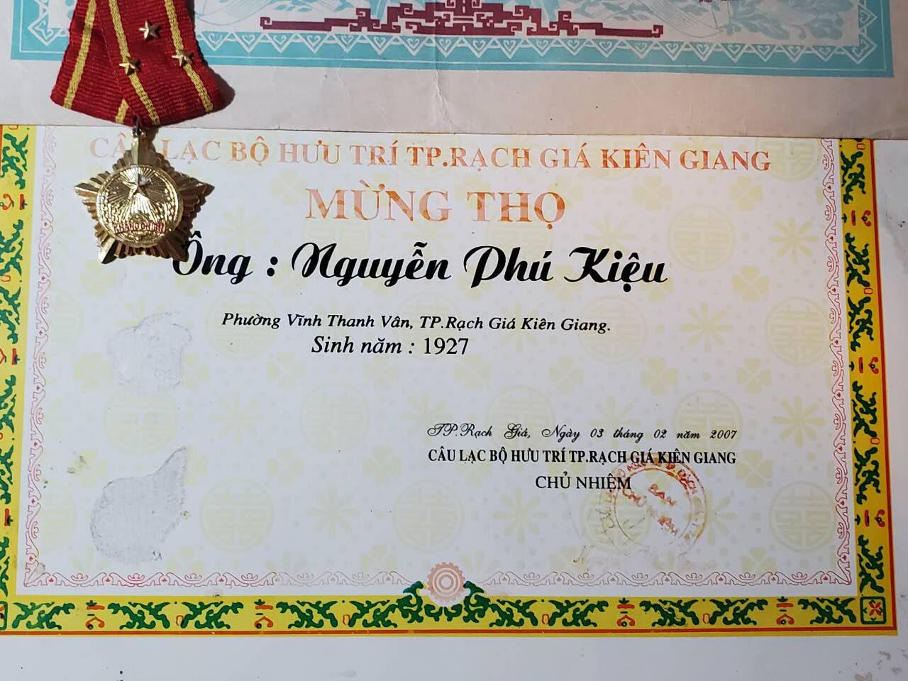 韵星假日军品类拍卖第41期 -- Rimey Holidays Militaria Auction 41 越南阮富桥局长工会奖状 祝贺信 一级抗战勋章