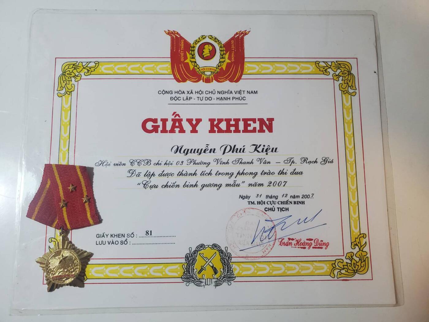 韵星假日军品类拍卖第41期 -- Rimey Holidays Militaria Auction 41 越南阮富桥局长退伍军人协会优秀服务奖状 一级抗战勋章