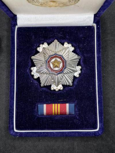 凯旋世界勋赏（持续上新中）（第22期新年大拍）（欢迎送拍）（对拍品有疑问请询问客服，不接受到手刀，出价默认拍品品相。请认真阅读拍卖规则！出价默认已认可！）（收到货请录制开箱视频，无视频概不处理问题。） - 朝联会版三级国旗带盒