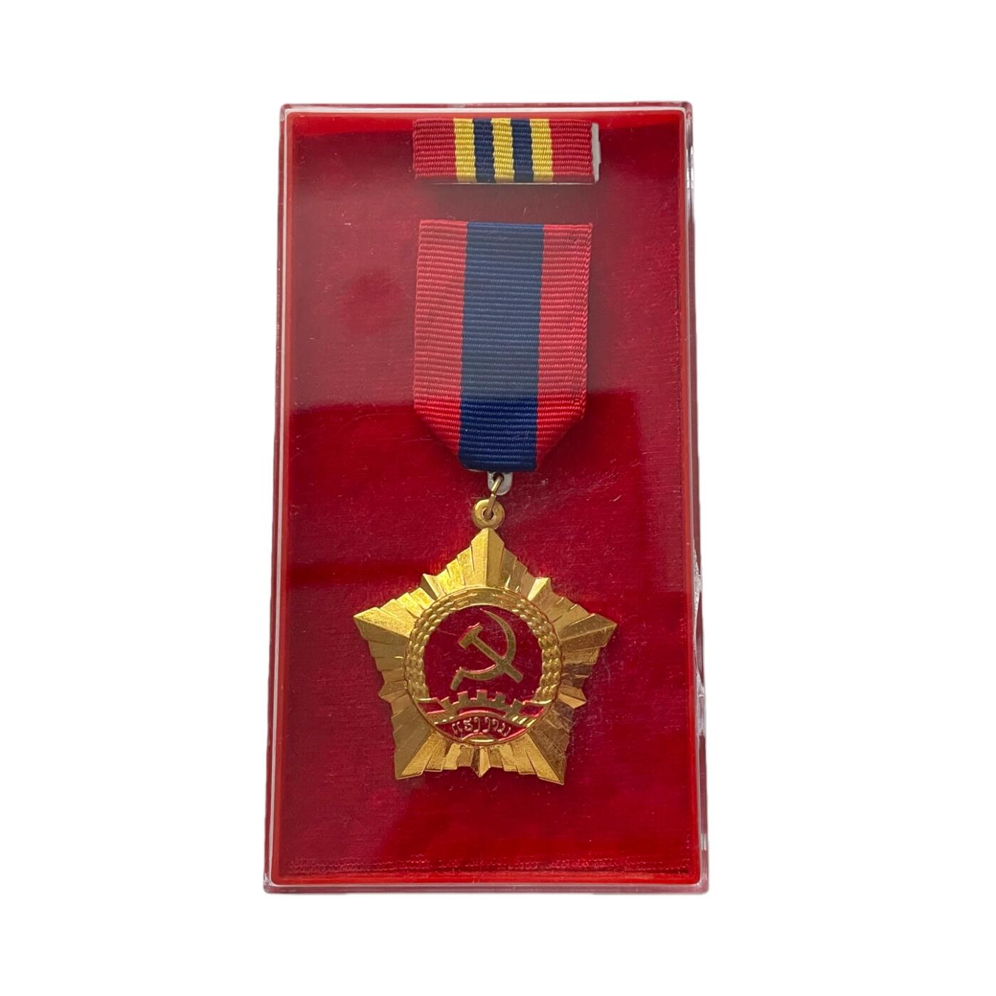 极美品相 老挝一级劳动勋章 带原盒