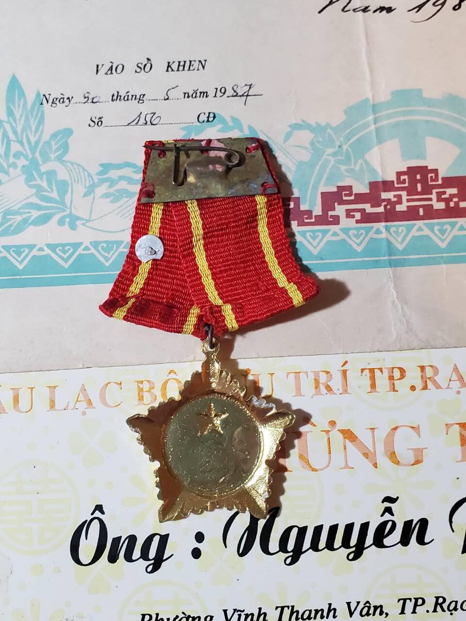 韵星假日军品类拍卖第41期 -- Rimey Holidays Militaria Auction 41 越南阮富桥局长工会奖状 祝贺信 一级抗战勋章