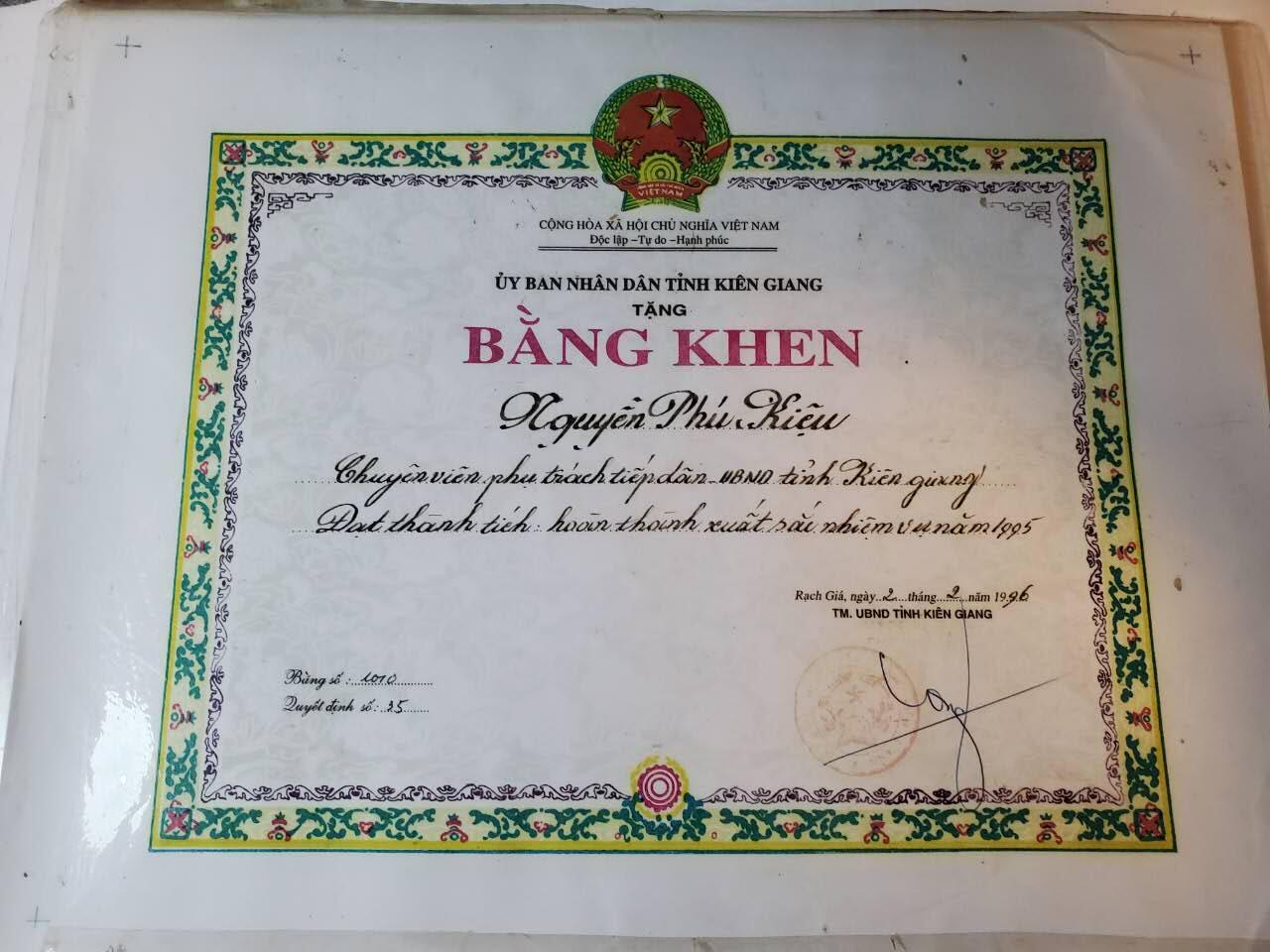 韵星假日军品类拍卖第41期 -- Rimey Holidays Militaria Auction 41  越南阮富桥局长人民委员会优秀服务奖状两张 战时战功勋章带略一套