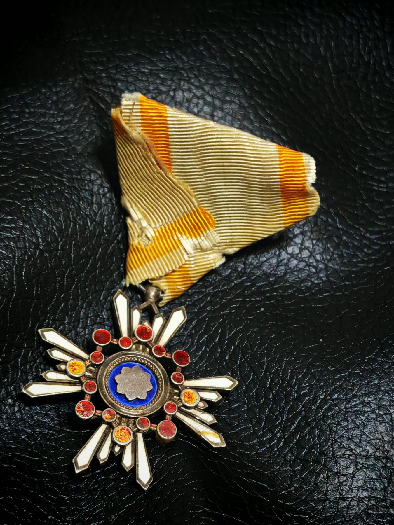 时顺第二十九拍(新年大拍) 铭记历史，珍爱和平 日本六等瑞宝章，银制，早期珐琅内凹