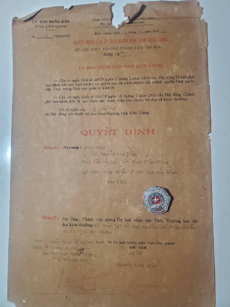 韵星假日军品类拍卖第41期 -- Rimey Holidays Militaria Auction 41  越南阮富桥局长教育部晋升令+文化家族奖状 好人好事证章一套