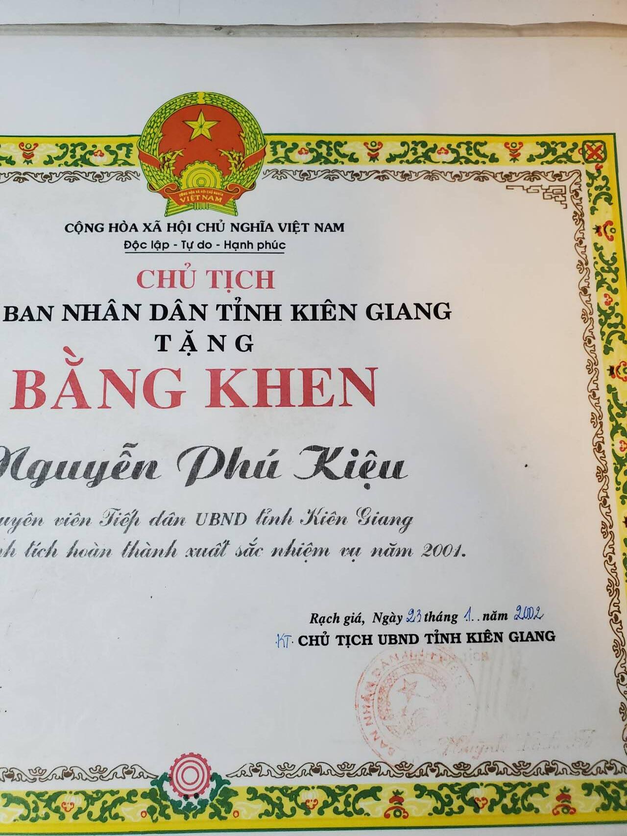 韵星假日军品类拍卖第41期 -- Rimey Holidays Militaria Auction 41  越南阮富桥局长坚江省人民委员会荣誉证书带三级解放战士勋章带略一套 白铜战时版本