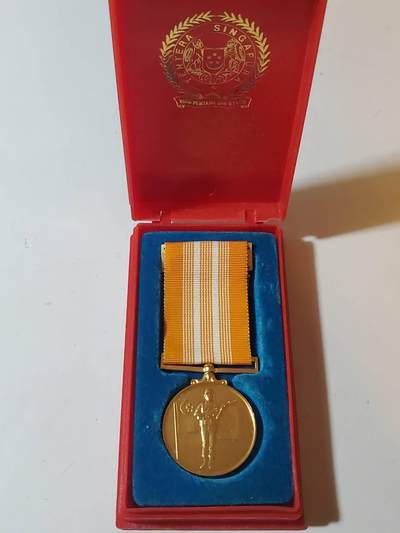 韵星假日军品类拍卖第41期暨阮富桥大校专场 -- Rimey Holidays Militaria Auction 41 & Senior Colonel Nguyen Phu Kieu Collection  - 新加坡共和国武装力量良好服务奖章实发版本 原盒带有原主名字Lee Wee Ngam 品相很好 铜镀金镀金未掉