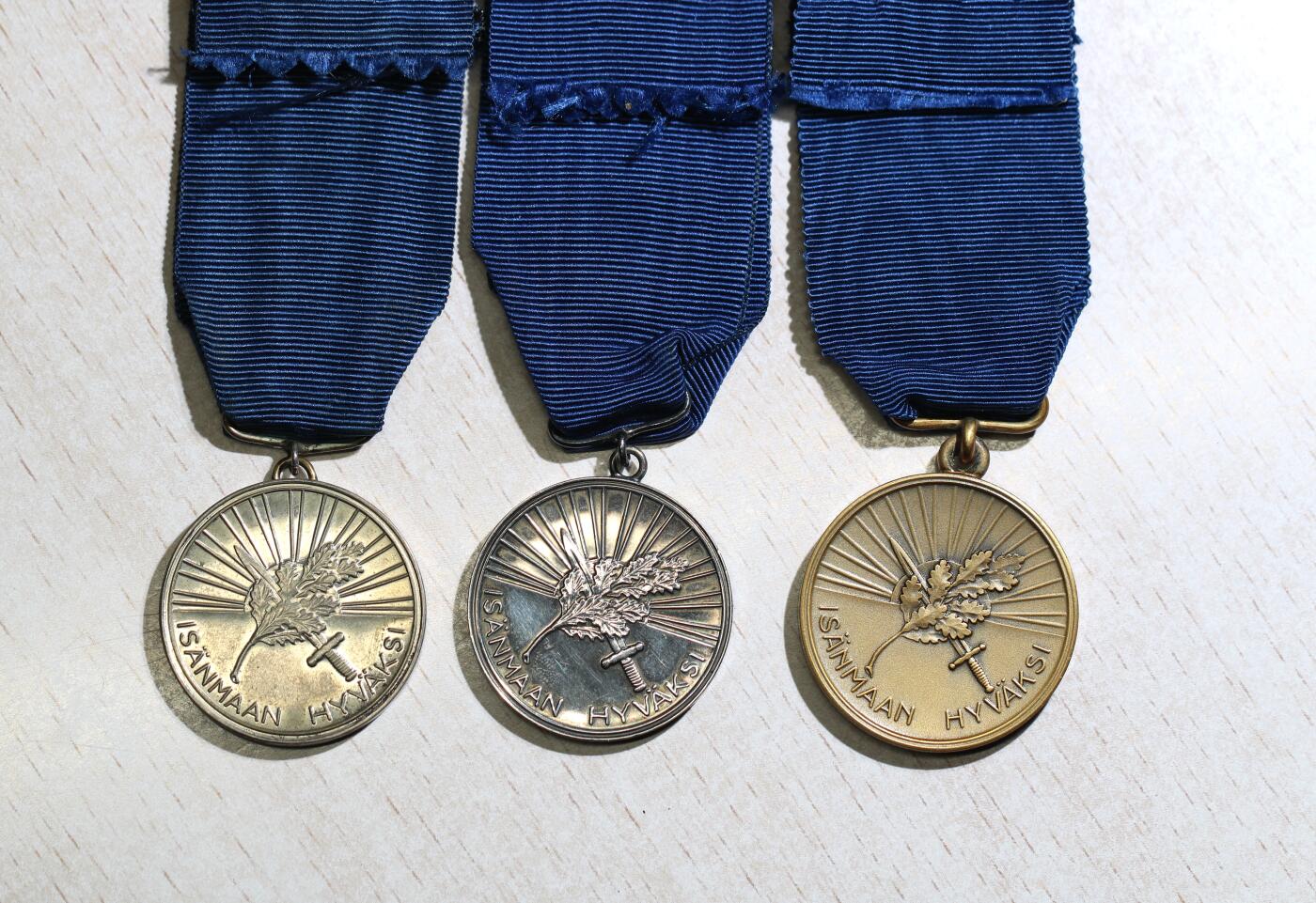 大猫徽章拍卖 第288期 芬兰白玫瑰奖章，1.2.3级一套，1级银镀金，2级纯银，3级纯铜。