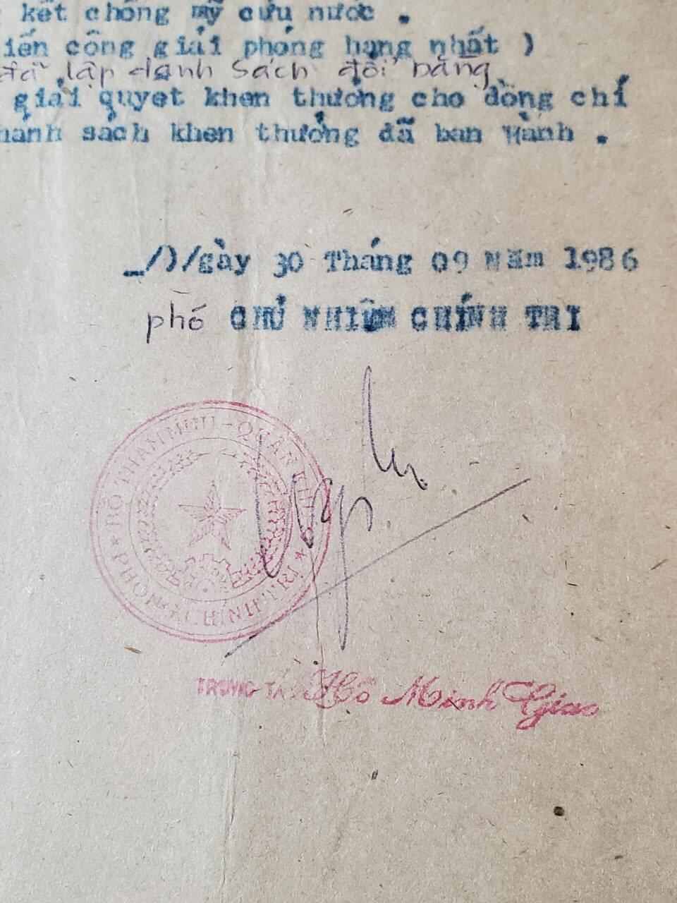 韵星假日军品类拍卖第41期 -- Rimey Holidays Militaria Auction 41 越南社会主义共和国奖章登记册-- 登记了一二三级解放战士勋章 抗美奖章 一级战功勋章 带 三级战功勋章略一套