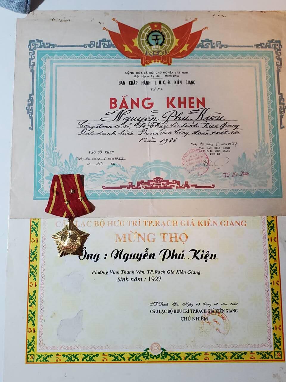 韵星假日军品类拍卖第41期 -- Rimey Holidays Militaria Auction 41 越南阮富桥局长工会奖状 祝贺信 一级抗战勋章