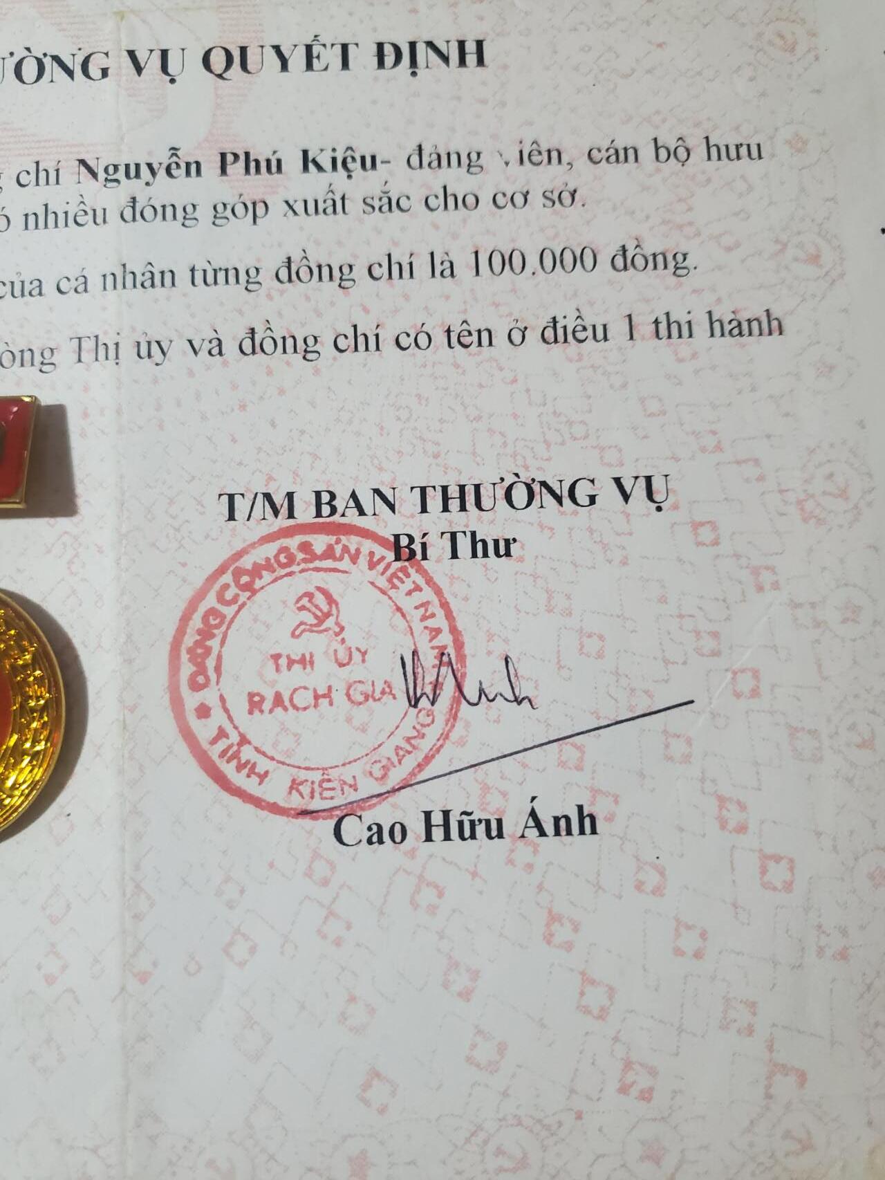 韵星假日军品类拍卖第41期 -- Rimey Holidays Militaria Auction 41 越南阮富桥局长党委退休官员奖状+光荣在党60年奖章