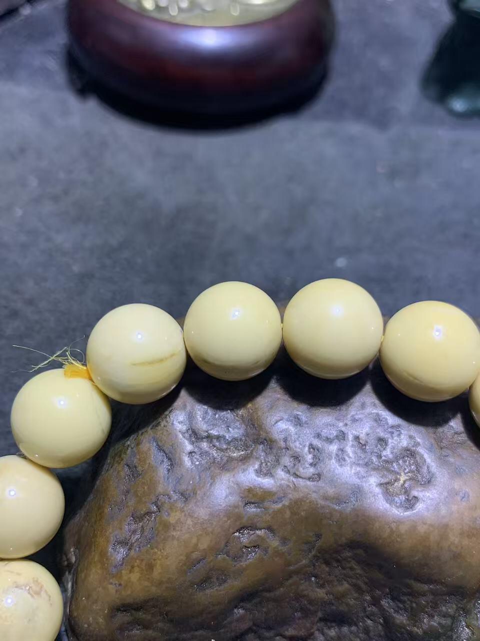 精美金膏玉单圈手串一条，