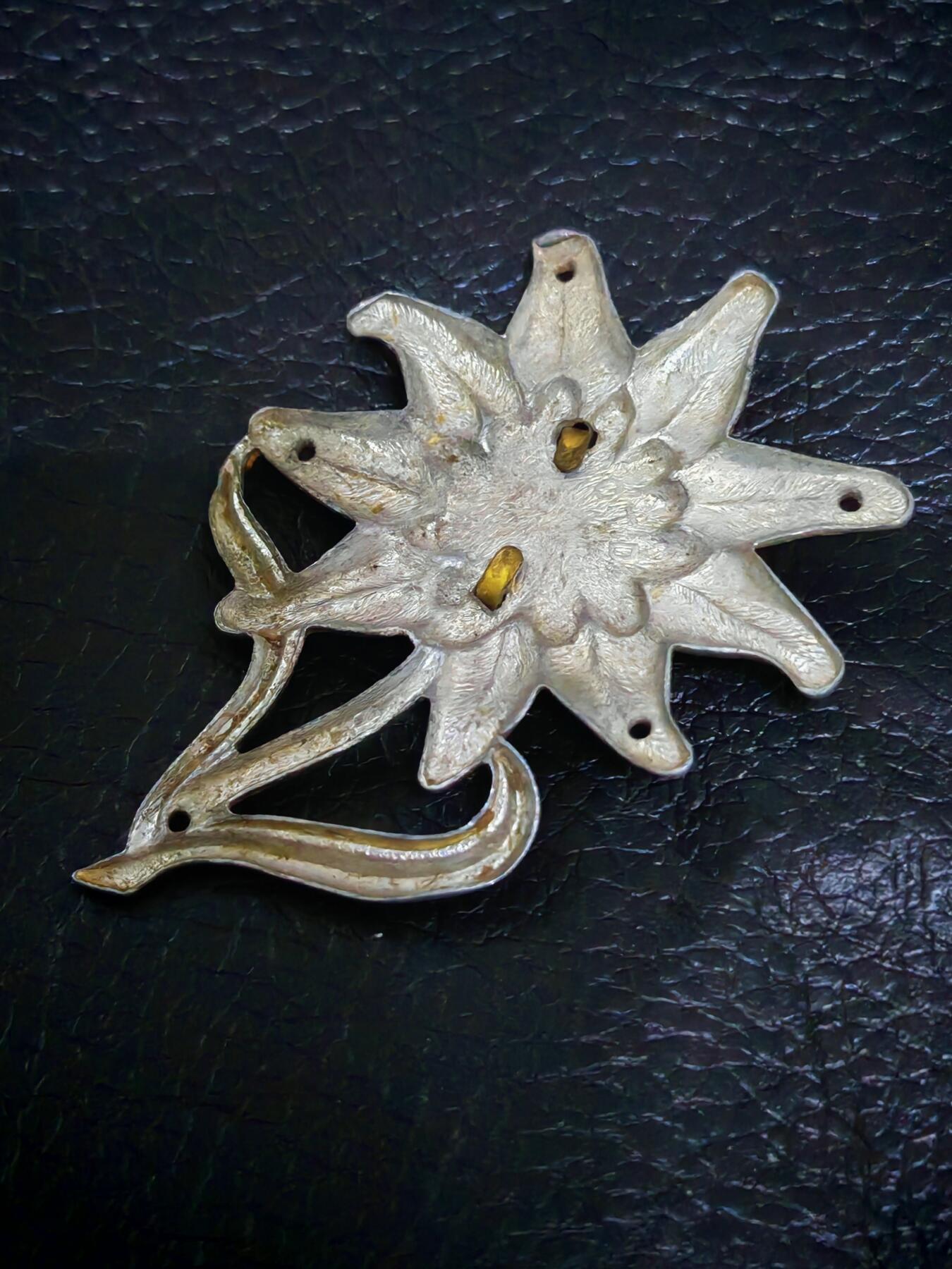 时顺第二十九拍(新年大拍) 二战时期雪绒花帽徽，状态完好