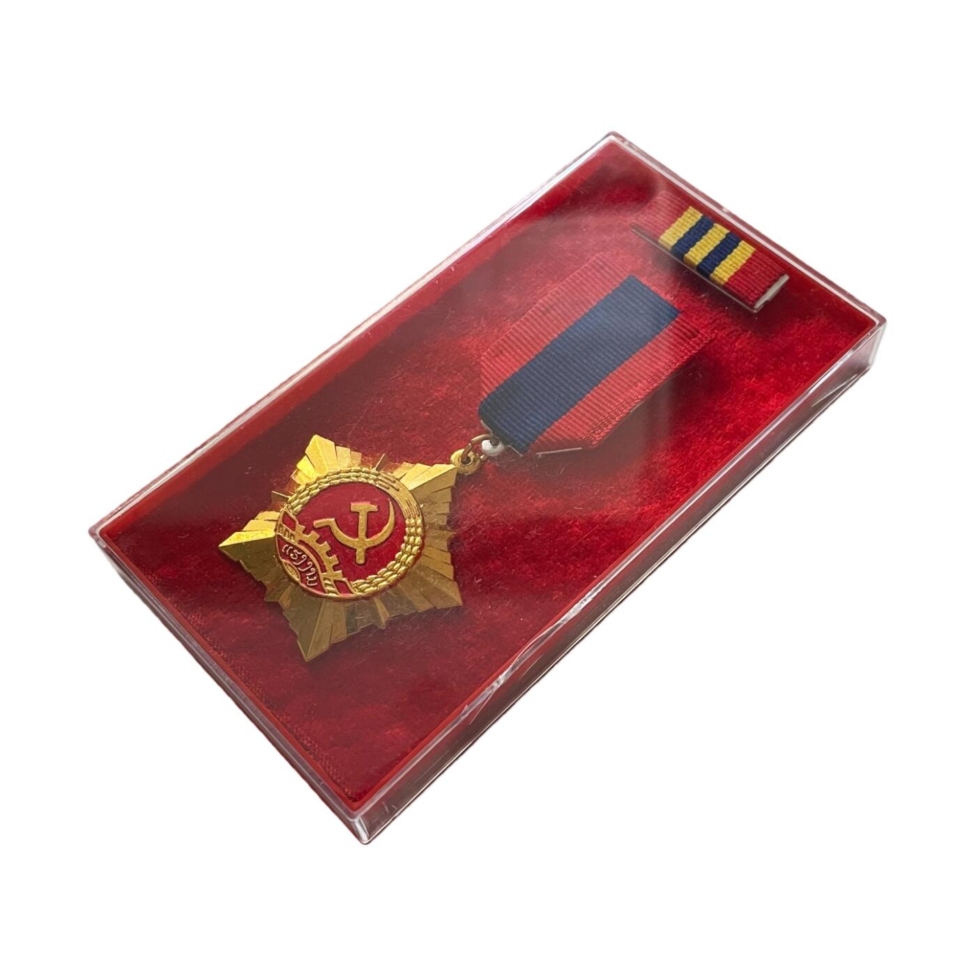 极美品相 老挝一级劳动勋章 带原盒