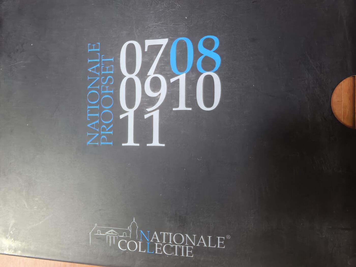 长老汇马年精选第一场拍卖 2008荷兰欧元精制币套币8枚，盒证全，橡木盒烫刻国徽金属标牌