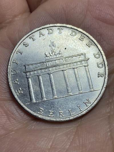 2026年第二十八场(总第一百九十七场）新春初七特拍场(佣金3%最低1元) - 民主德国1971年5马克(柏林勃兰登堡门纪念币，首发年，A标柏林造)