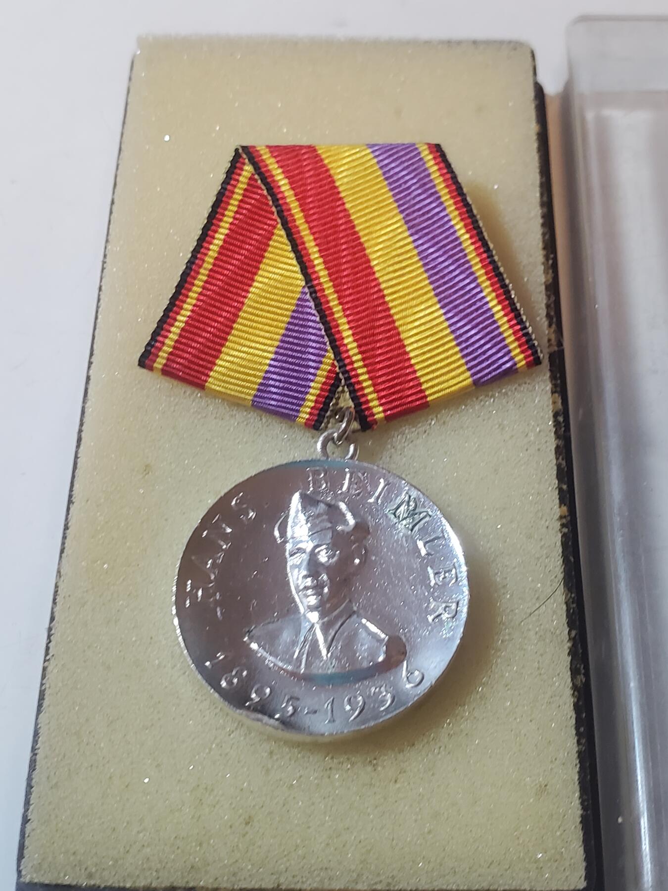 韵星假日军品类拍卖第41期 -- Rimey Holidays Militaria Auction 41 民主德国汉斯贝姆勒奖章带原盒 品相很好 非常稀少 颁发给民主德国参与西班牙内战（国际纵队）的老兵 获得者需要参与西班牙内战且经历德三幸存至东德