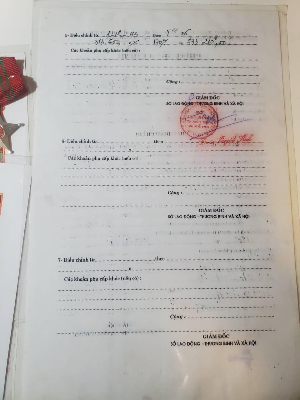 韵星假日军品类拍卖第41期 -- Rimey Holidays Militaria Auction 41  越南阮富桥局长二级战功勋章、作为退休协会会长圆满完成任务奖状两张 90年代在职工资颁发证明