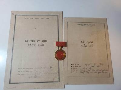 韵星假日军品类拍卖第41期 -- Rimey Holidays Militaria Auction 41 - 越南阮富桥局长党员记录手册 个人档案 光荣在党60年奖章