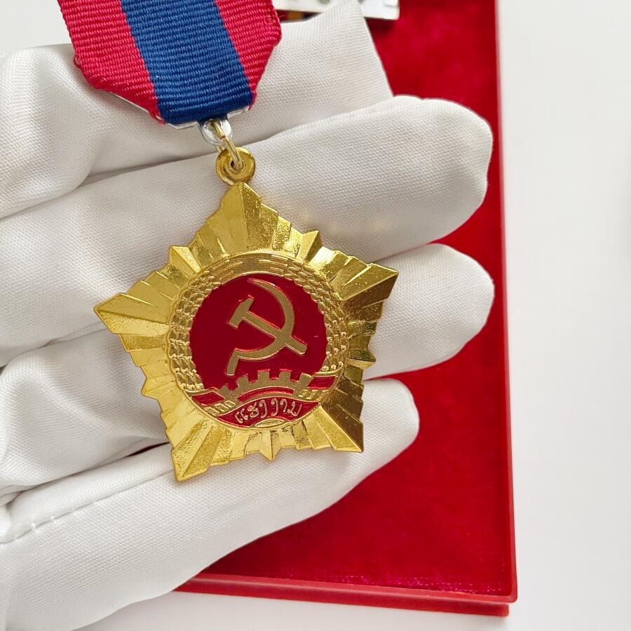 极美品相 老挝一级劳动勋章 带原盒